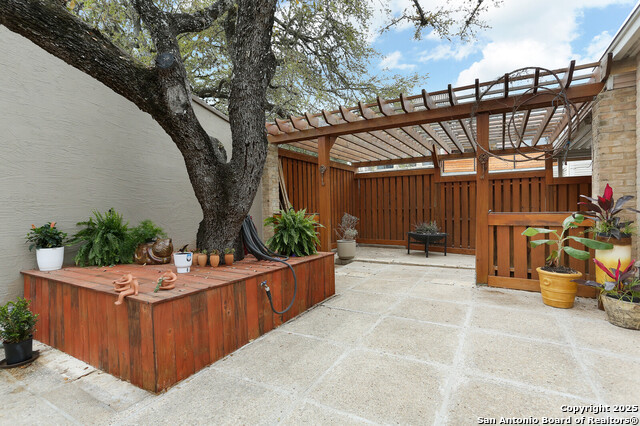 Listing photo id 29 for 3811 Songbird Ln E