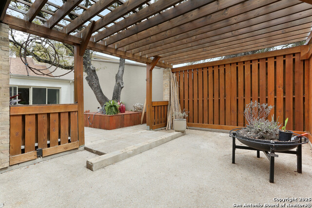 Listing photo id 30 for 3811 Songbird Ln E