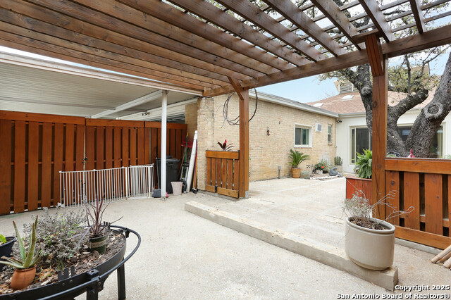 Listing photo id 31 for 3811 Songbird Ln E