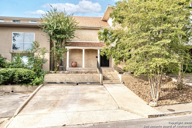 Listing photo id 32 for 3811 Songbird Ln E