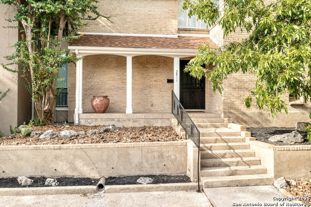 Listing photo id 33 for 3811 Songbird Ln E