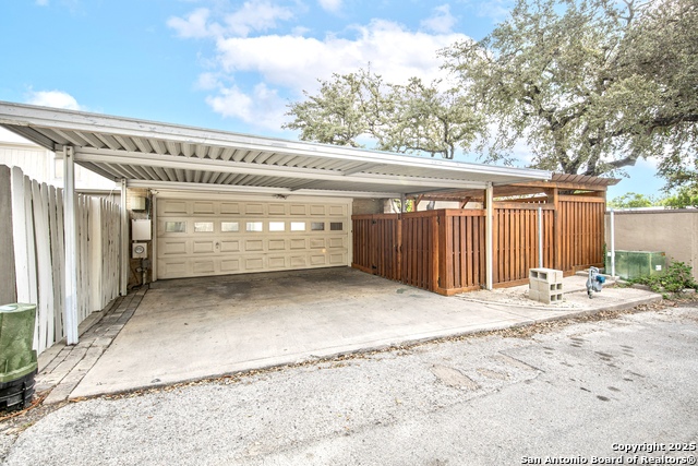 Listing photo id 35 for 3811 Songbird Ln E