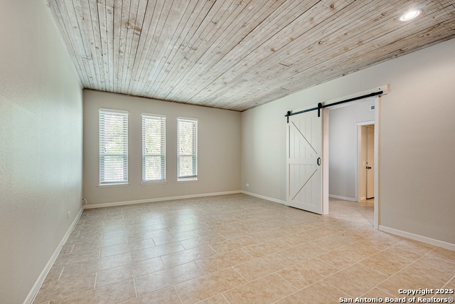 Listing photo id 7 for 3811 Songbird Ln E