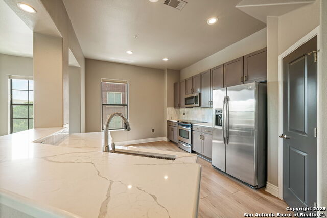 Listing photo id 5 for 215 Center Apt 3