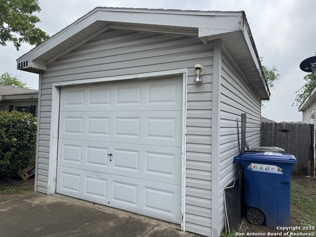 Listing photo id 0 for 6010 Blind Mdw