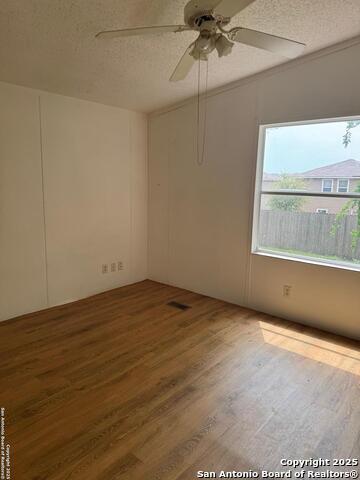Listing photo id 5 for 6010 Blind Mdw