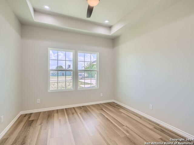 Listing photo id 18 for 8501 Utopia Blvd