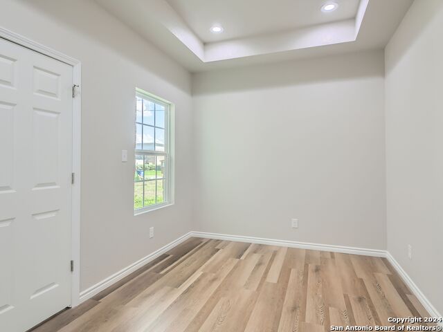 Listing photo id 21 for 8501 Utopia Blvd