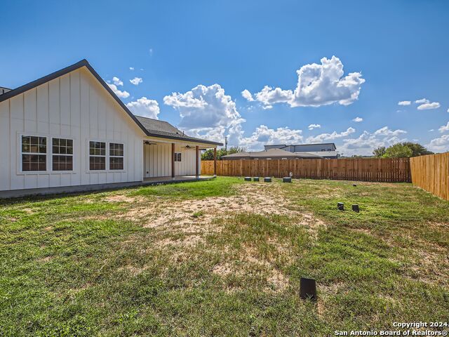 Listing photo id 25 for 8501 Utopia Blvd