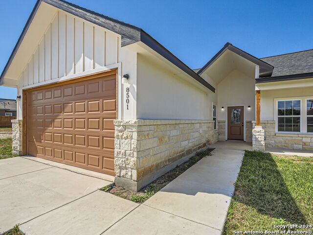 Listing photo id 2 for 8501 Utopia Blvd