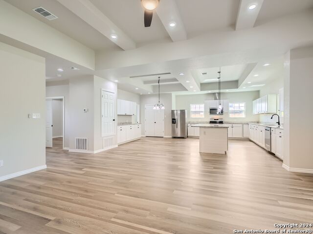 Listing photo id 5 for 8501 Utopia Blvd