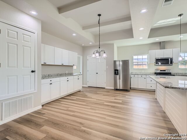 Listing photo id 7 for 8501 Utopia Blvd
