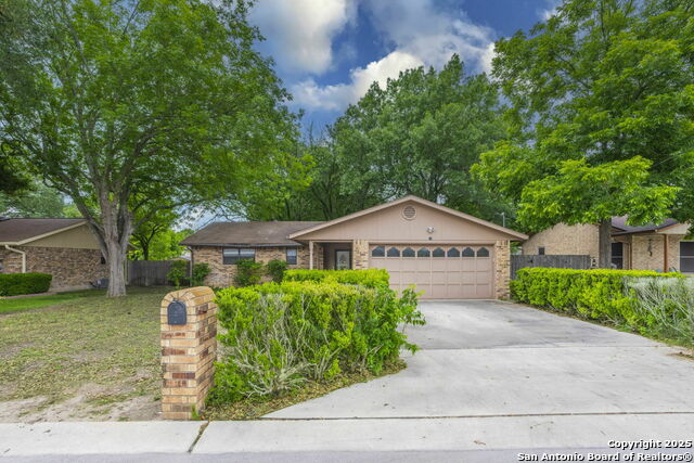 Listing photo id 1 for 210 Cardinal