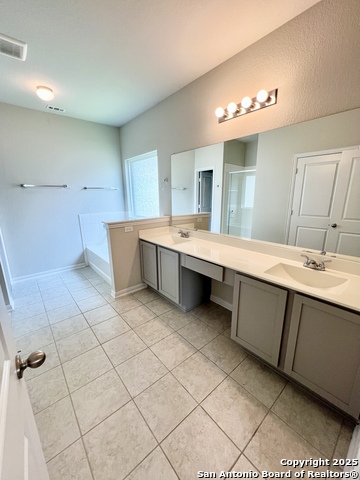 Listing photo id 12 for 4823 Cambridge Park
