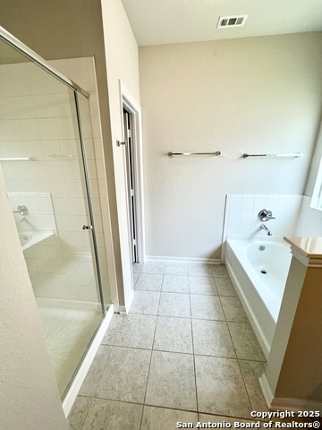 Listing photo id 13 for 4823 Cambridge Park