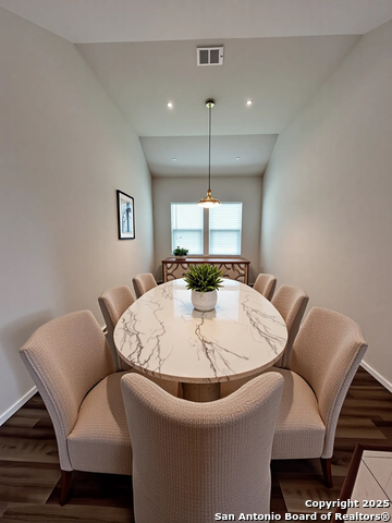 Listing photo id 7 for 4823 Cambridge Park
