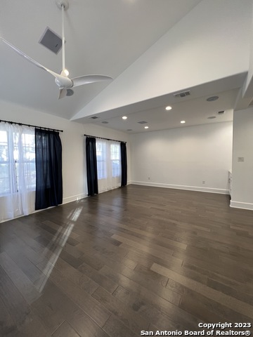Listing photo id 8 for 208 Grandview Pl  4