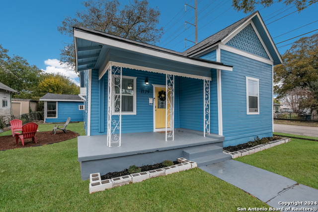 Listing photo id 0 for 1129 Smith St N
