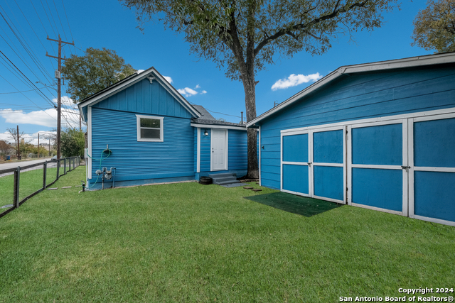 Listing photo id 27 for 1129 Smith St N