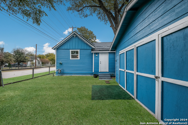 Listing photo id 28 for 1129 Smith St N