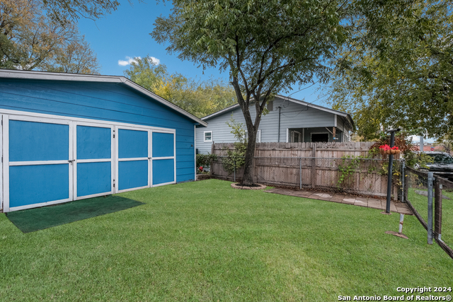 Listing photo id 29 for 1129 Smith St N