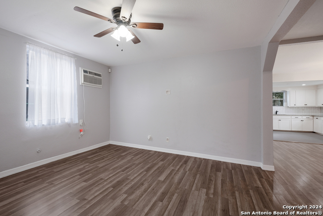Listing photo id 5 for 1129 Smith St N