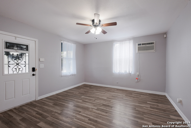 Listing photo id 7 for 1129 Smith St N