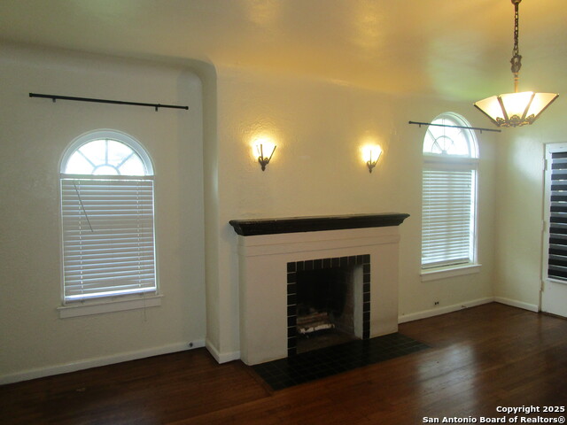 Listing photo id 1 for 412 Mistletoe Down