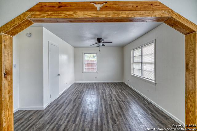 Listing photo id 11 for 803 Edwards E