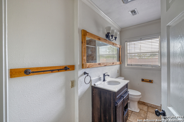 Listing photo id 13 for 803 Edwards E