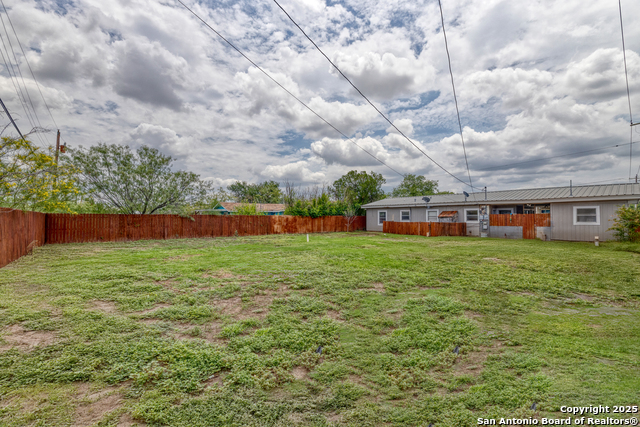 Listing photo id 3 for 803 Edwards E