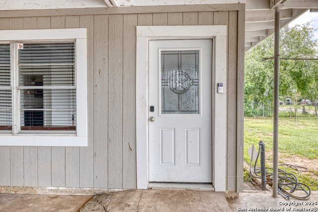 Listing photo id 4 for 803 Edwards E
