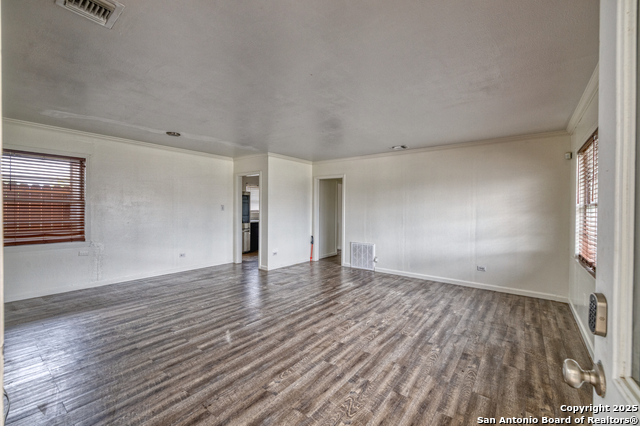 Listing photo id 5 for 803 Edwards E