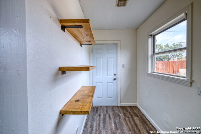 Listing photo id 7 for 803 Edwards E