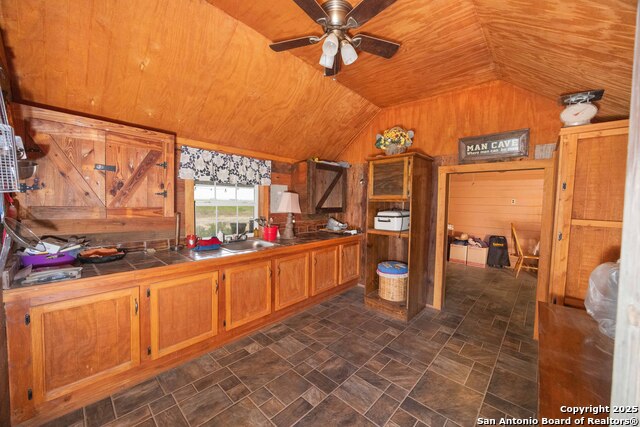 Listing photo id 16 for 1849 County Road 340