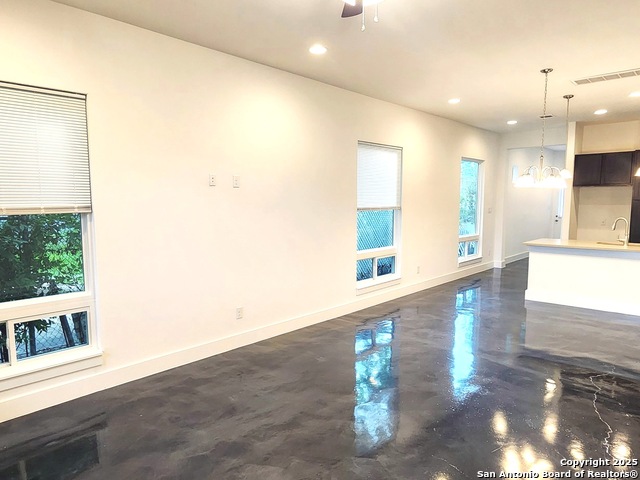 Listing photo id 5 for 1430 Hays