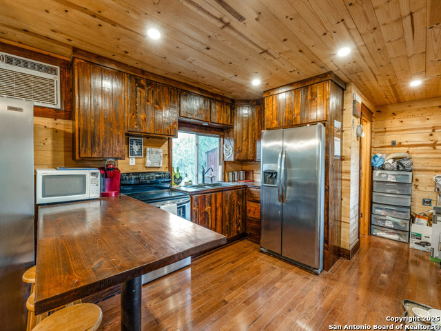 Listing photo id 16 for 2831 County Road 430