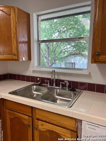 Listing photo id 12 for 5034 Driskill St
