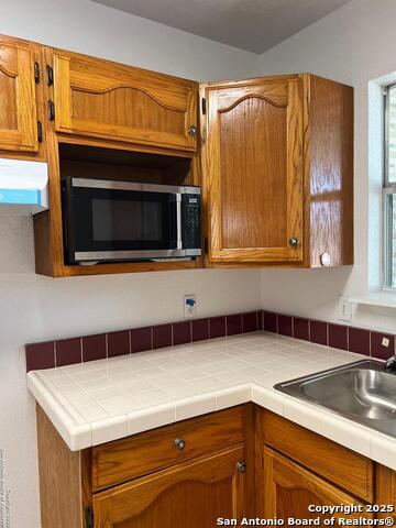 Listing photo id 13 for 5034 Driskill St