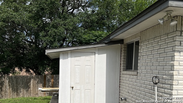 Listing photo id 2 for 5034 Driskill St