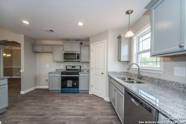Listing photo id 4 for 142 Merion Ln