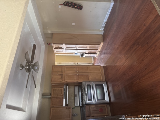 Listing photo id 10 for 2406 Dahlgreen
