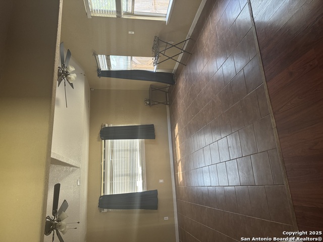 Listing photo id 11 for 2406 Dahlgreen