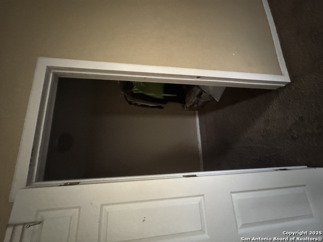 Listing photo id 17 for 2406 Dahlgreen