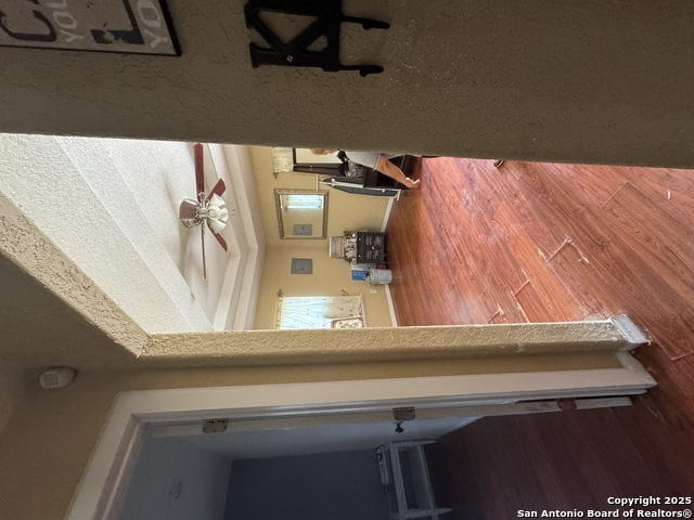 Listing photo id 23 for 2406 Dahlgreen