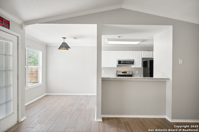 Listing photo id 10 for 209 Main S