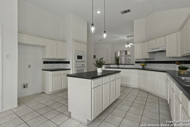 Listing photo id 10 for 13522 Barsan
