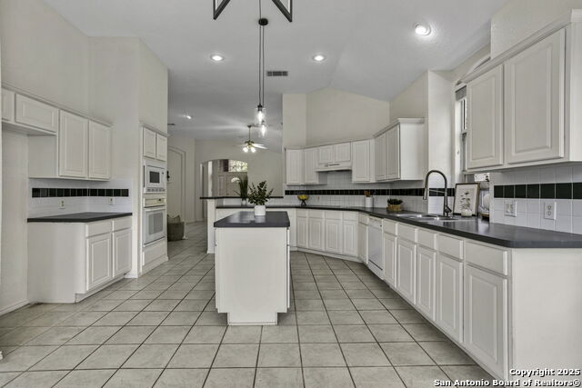 Listing photo id 11 for 13522 Barsan