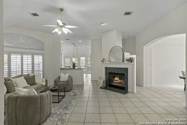Listing photo id 5 for 13522 Barsan