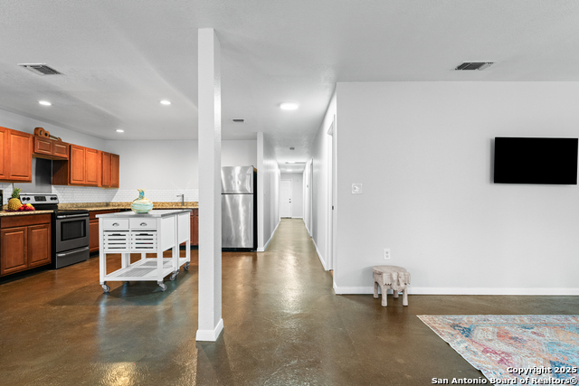 Listing photo id 8 for 451 San Joaquin N
